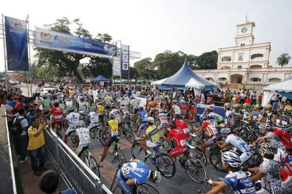 The scene at the start line in Muar