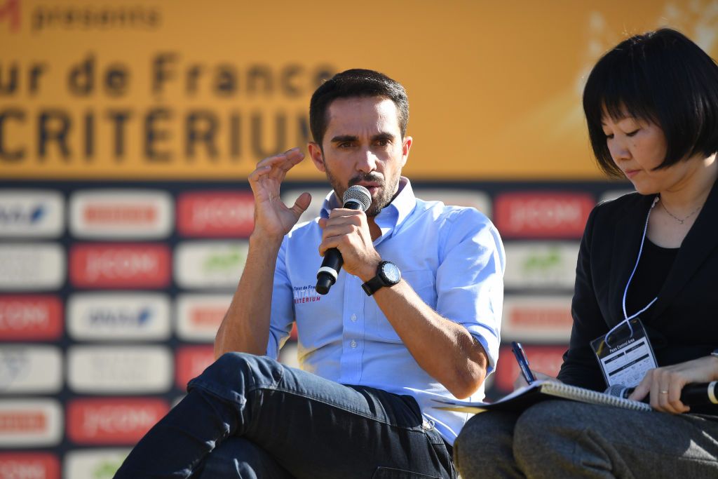 Alberto Contador speaks to the crowd