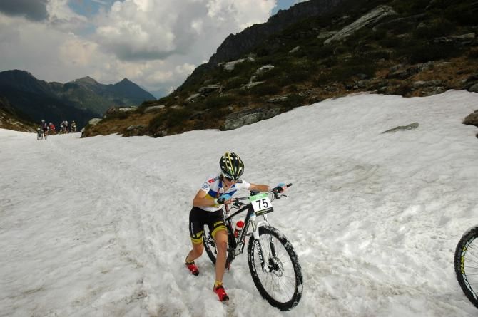 Yana Belomoina leads the women's race