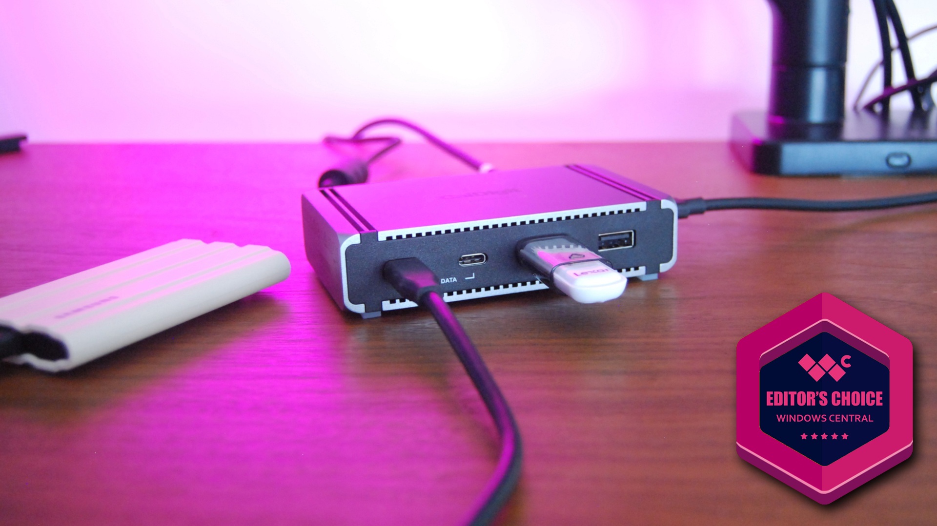 CalDigit Element 5 Hub with &quot;Editor&#039;s Choice&quot; award badge from Windows Central