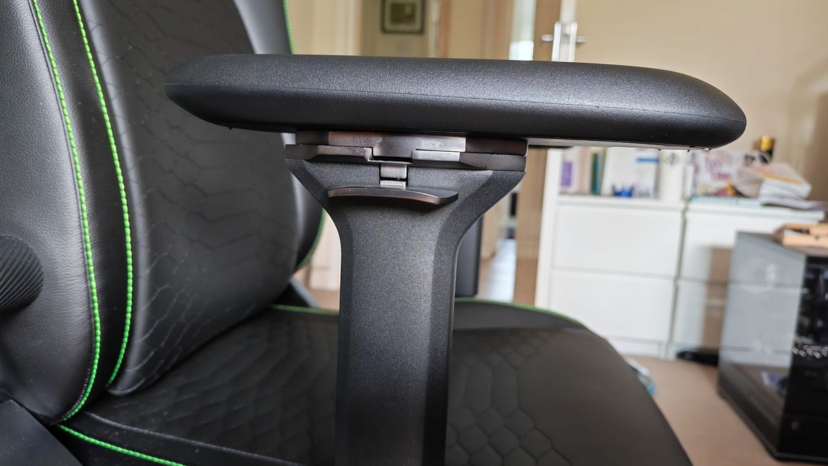 The side of the armrest on the Razer Iskur V2 NewGen