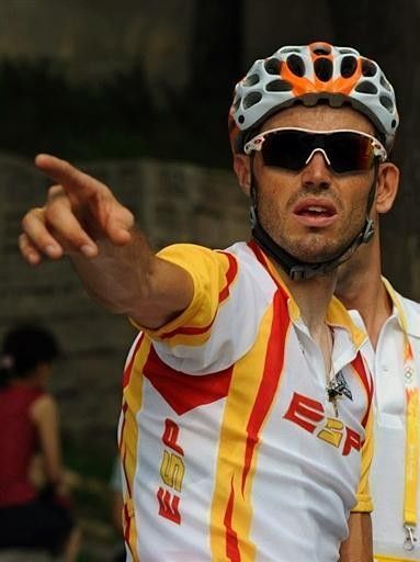 Samuel Sanchez points the way