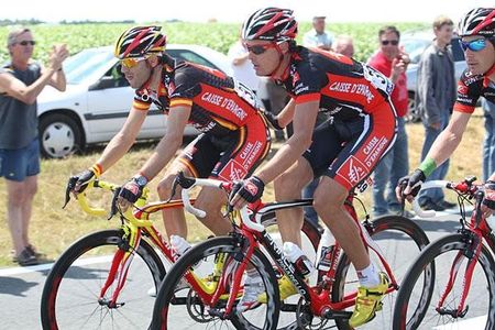 Valverde gets a push from Luis Leon Sanchez after crashing.