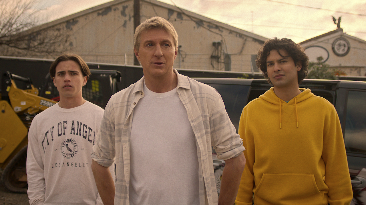 Tanner Buchanan como Robby Keene, William Zabka como Johnny Lawrence, Xolo Maridueña como Miguel Díaz en Cobra Kai. Cr. Cortesía de Netflix © 2024