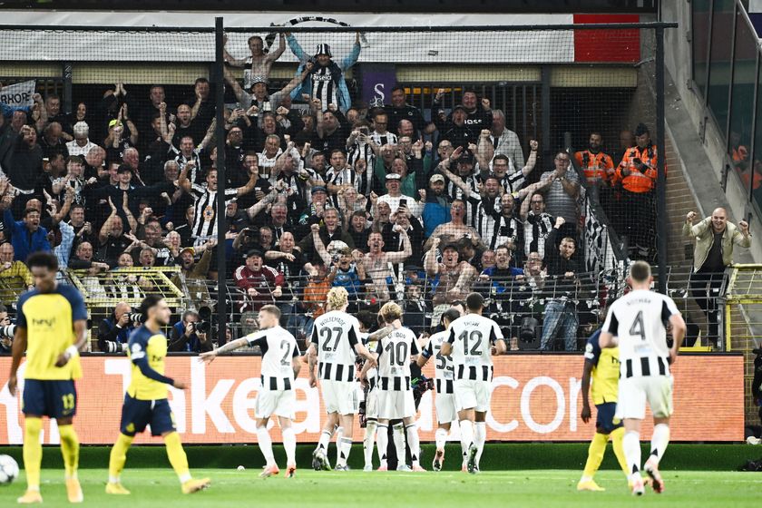 BRUSSELS, BELGIUM - OCTOBER 1: Anthony Gordon of Newcastle United (hidden) celebrates with his team-mates after scoring his sides second goal during the UEFA Champions League 2025/26 League Phase MD2 match between R. Union Saint-Gilloise and Newcastle United FC at RSC Anderlecht Stadium on October 1, 2025 in Brussels, Belgium. (Photo by Isosport/MB Media/Getty Images)