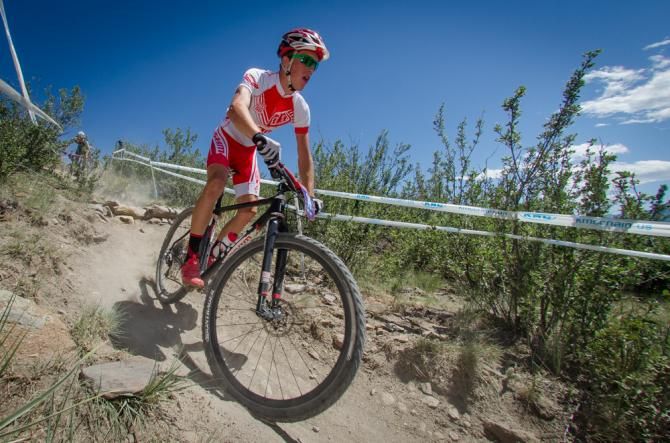 Russell Finsterwald (SRAM/Troy Lee) leads the front group of riders during the opening lap of the elite men's cross country race.
