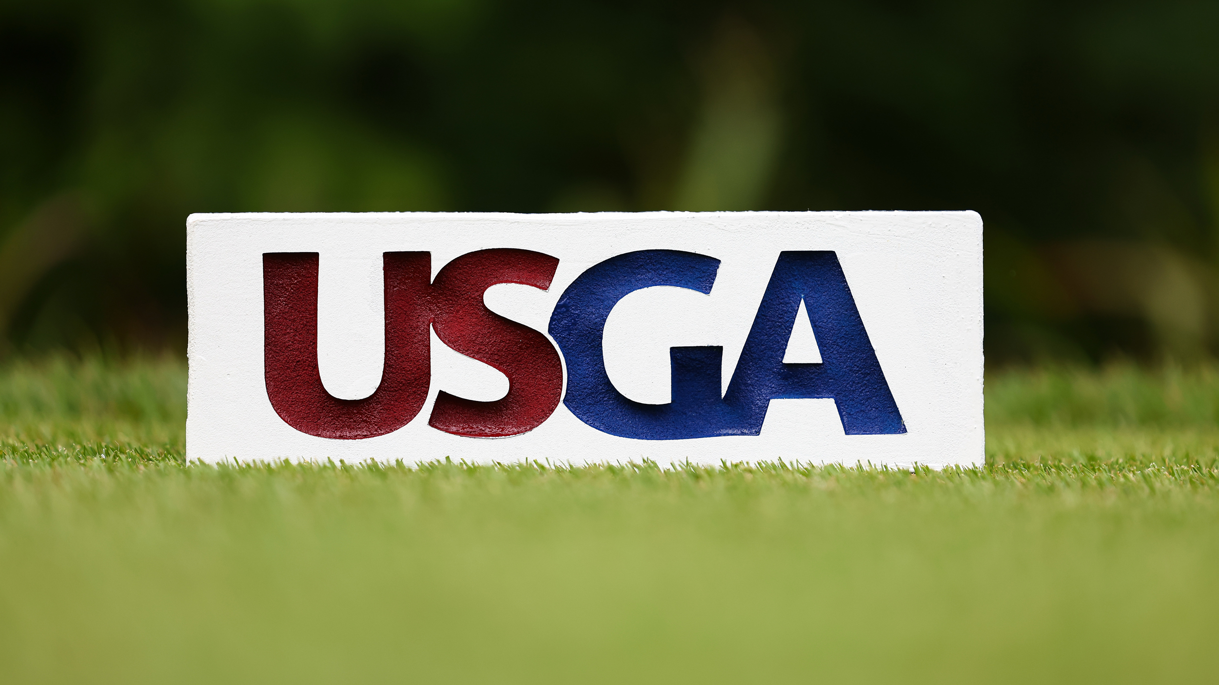 A USGA logo'd tee marker