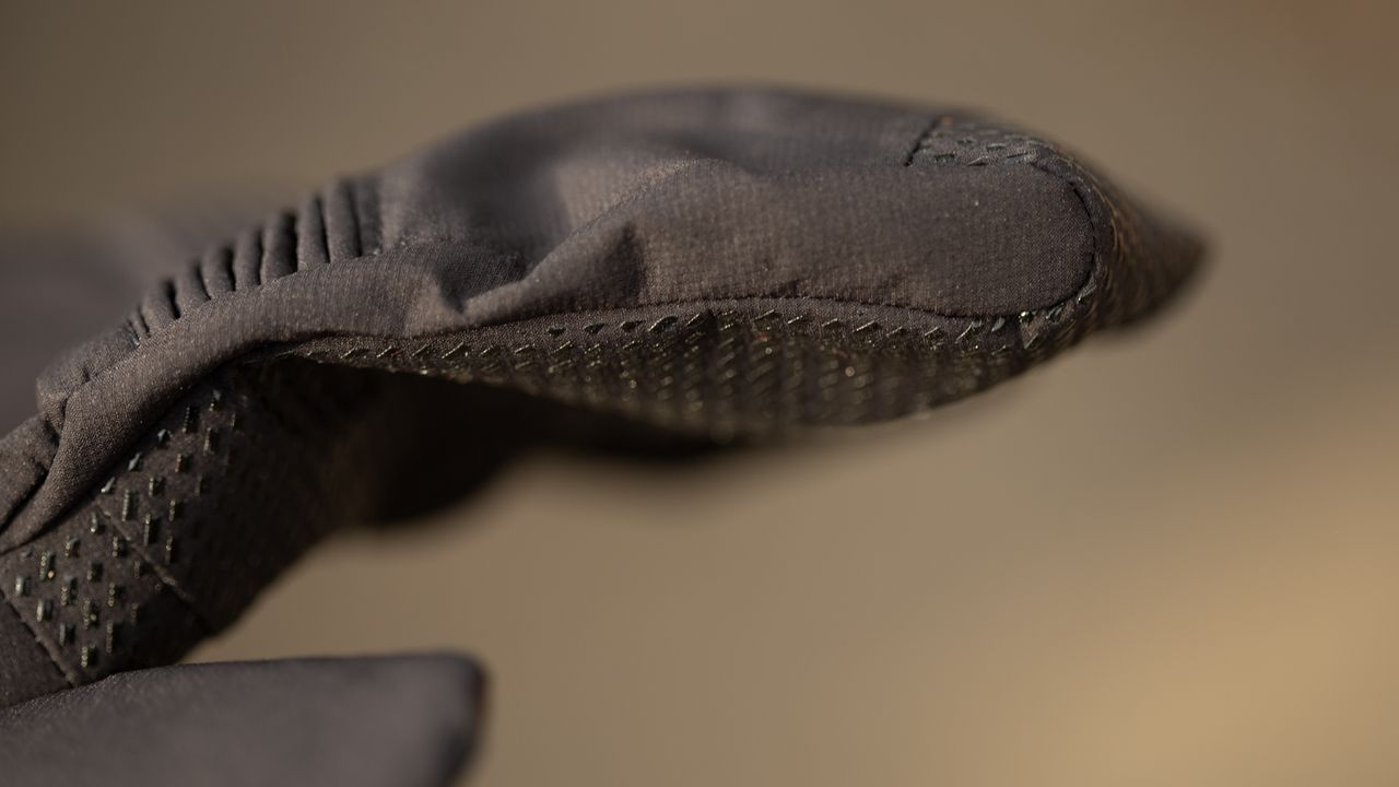 Sportful Lobster Glove exterior view of the untaped seam on the first finger