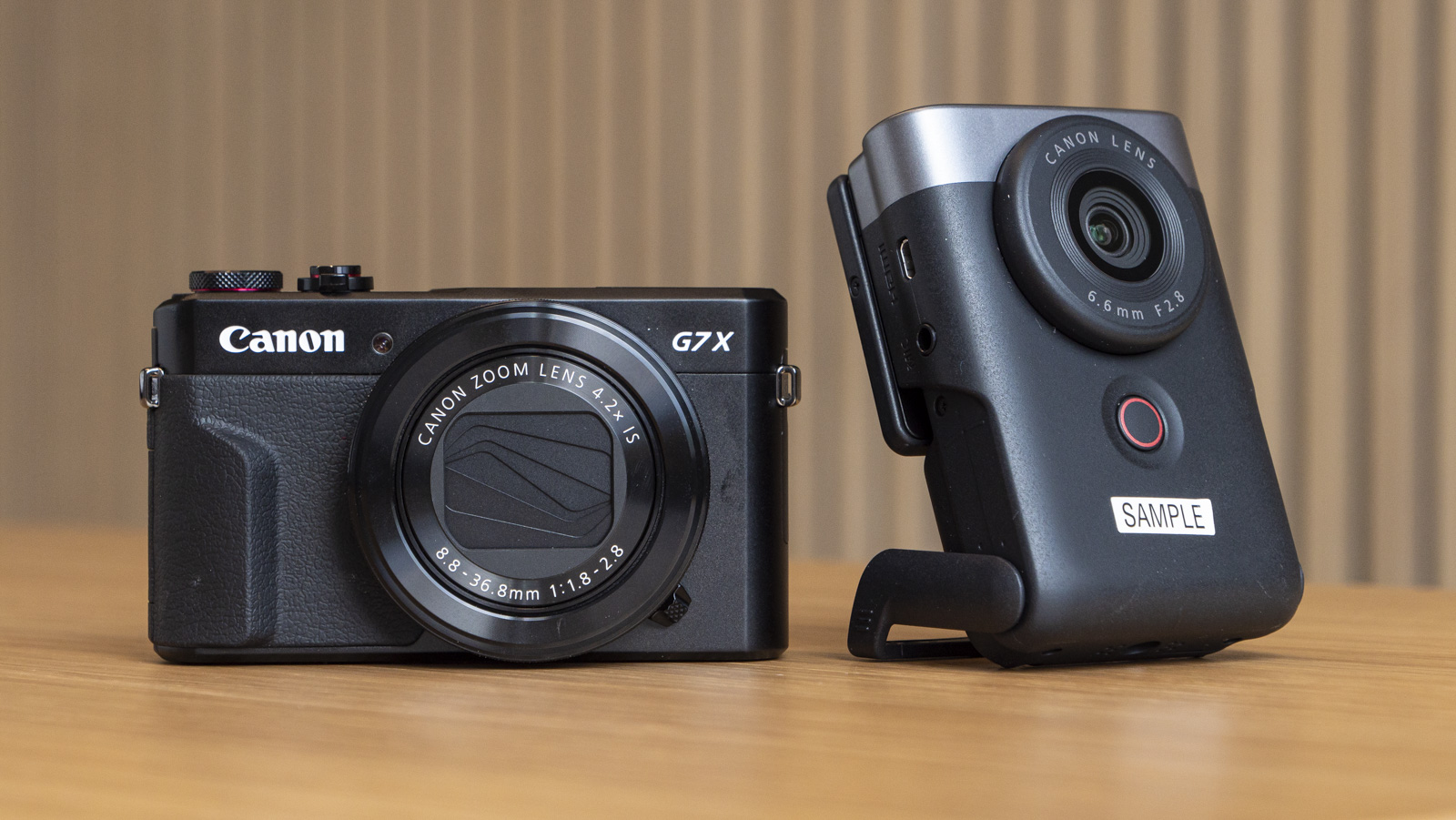 Canon Powershot G7 X III рядом с Powershot V10 на столе