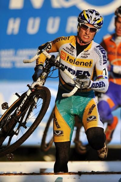 Bart Wellens (Telenet - Fidea Cycling Team) runs the barriers.