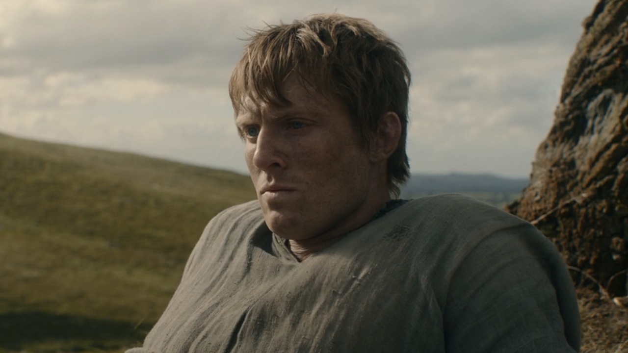 Duncan looking at Ser Arlan's grave in Episode 1