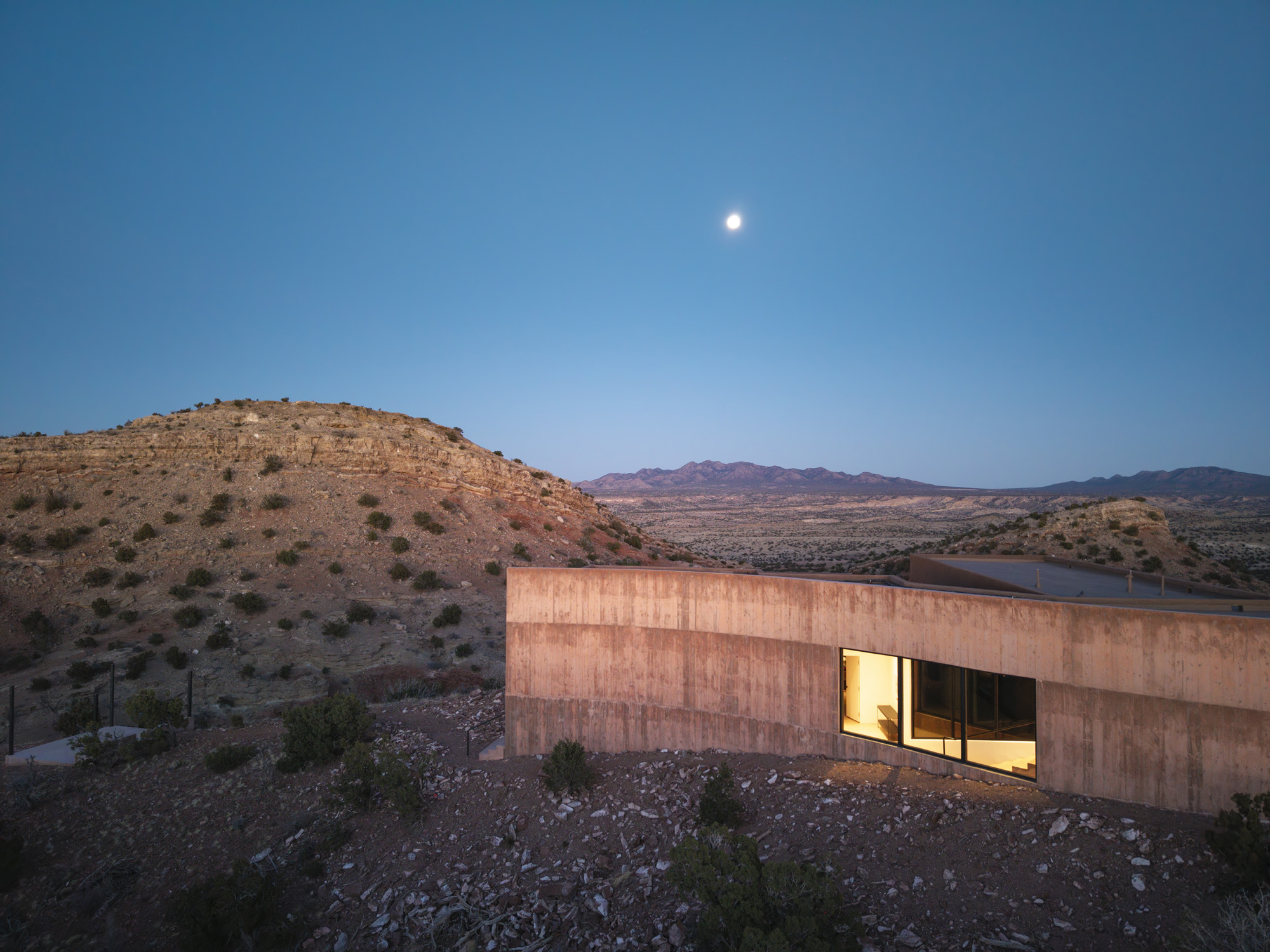 Albuquerque house - Placitas - an unusual house looking like a dinosaur set in the american desert