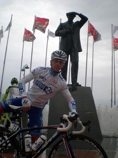 Francis Mourey in front of the statue of Atat