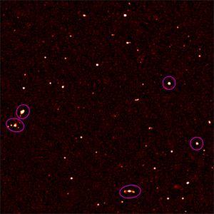 A zoomed-in view of the MeerKAT first light image shows 10 percent of the original picture, and includes more than 200 radio sources. Previously, only five radio sources were known in this square of sky (those objects are circled).