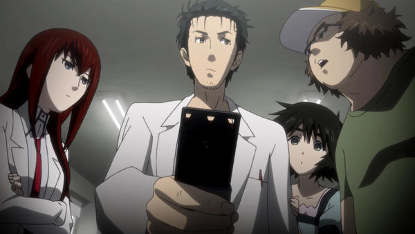 El elenco de Steins;Gate visto desde abajo, centrado alrededor de Rintaro Okabe sosteniendo un teléfono