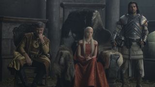 Prinzessin Rhaenyra sitzt auf einem Thron, flankiert von Ser Criston Kraut und Boremund Baratheon in House of the Dragon Folge 4