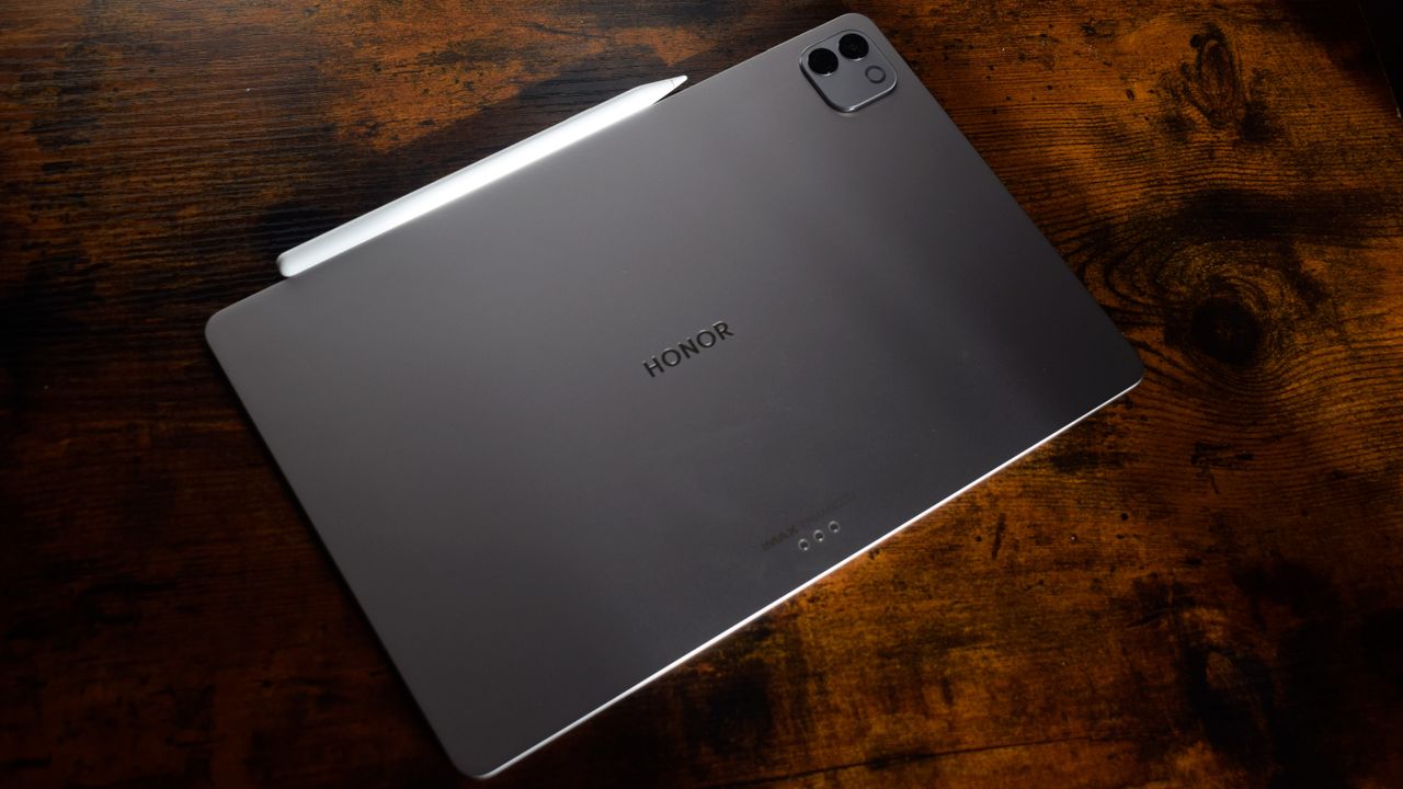 The Honor MagicPad 4 on a desk