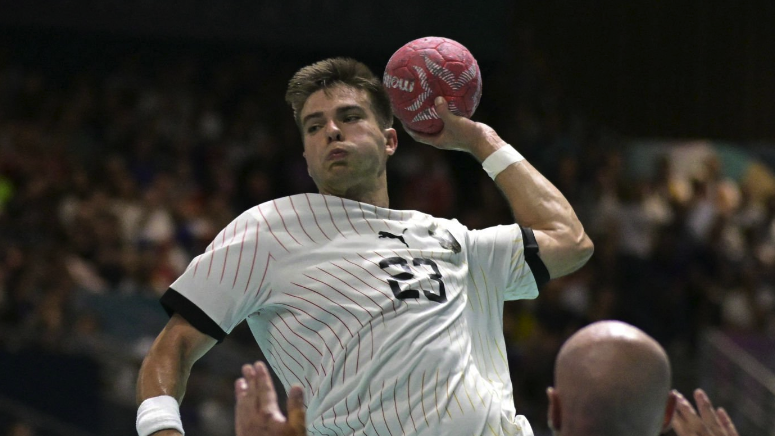 Renars Uscins (C) attempts to score past Sweden&#039;s pivot #32 Oscar Bergendahl on the way to the Germany vs Spain men&#039;s handball semi-final at Olympics 2024