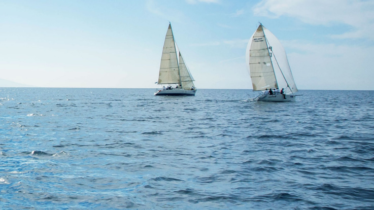 A whitepaper from IBM on Mastering hybrid cloud, with image of two sailing ships