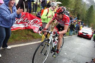 Cadel Evans (BMC) tries to limit the damage on the Mortirolo.