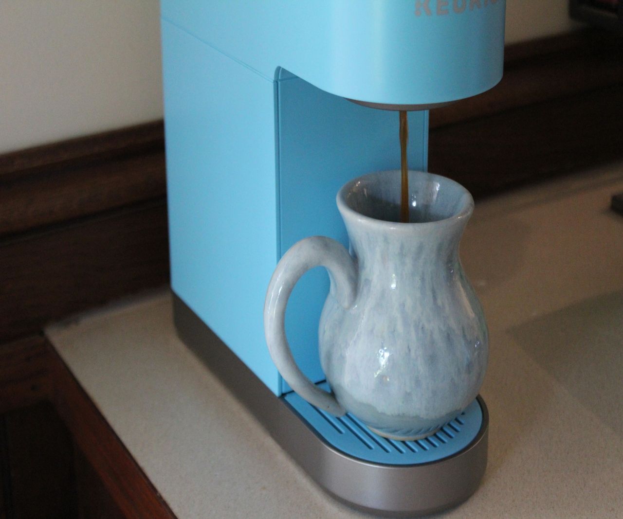 Making coffee in the Keurig K-Mini on test