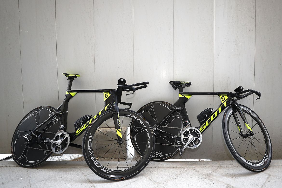 Mitchelton-Scott line out their bikes