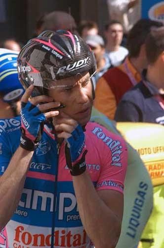 Damiano Cunego (Lampre) gets prepared to ride