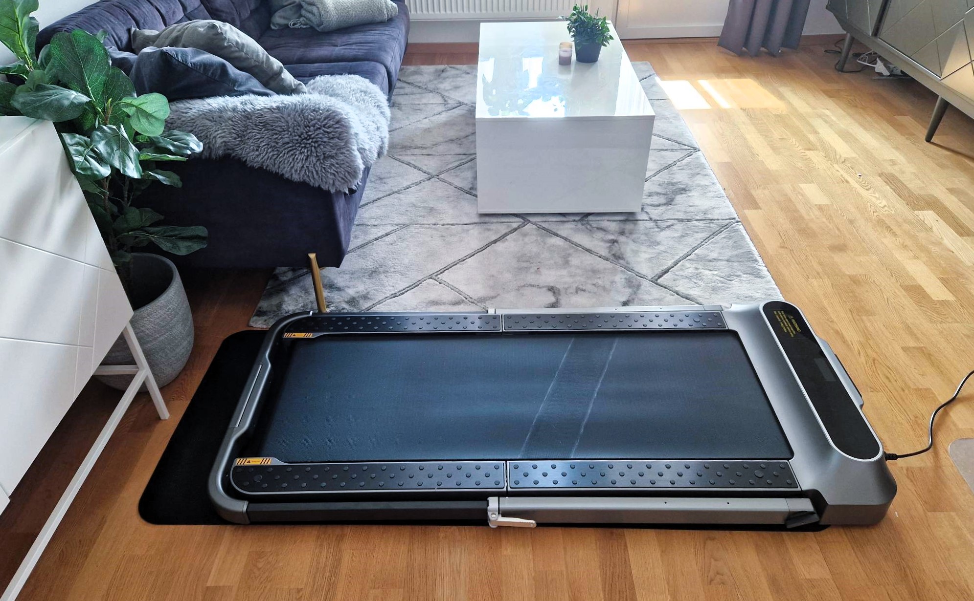 En Kingsmith WalkingPad R2 Pro står i ett vardagsrum.