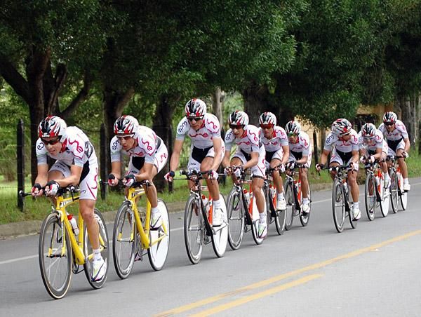 Equipo Une rides to the stage win.