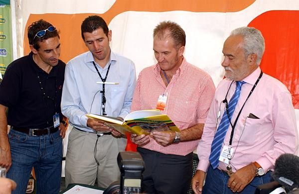 The Vuelta's general director, Victor Cordero ('R) presenting "Stories of the Rainbow" with the book's author Juan Carlos Molero, technical director Abraham Olano and Fernando Escartin