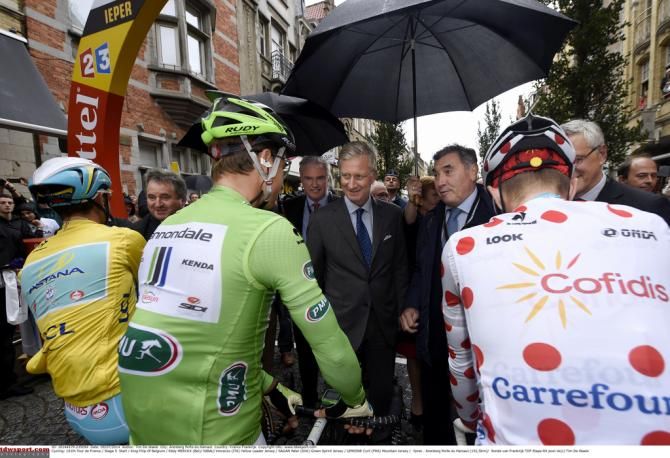 The jersey wearers get set for the start of stage 5