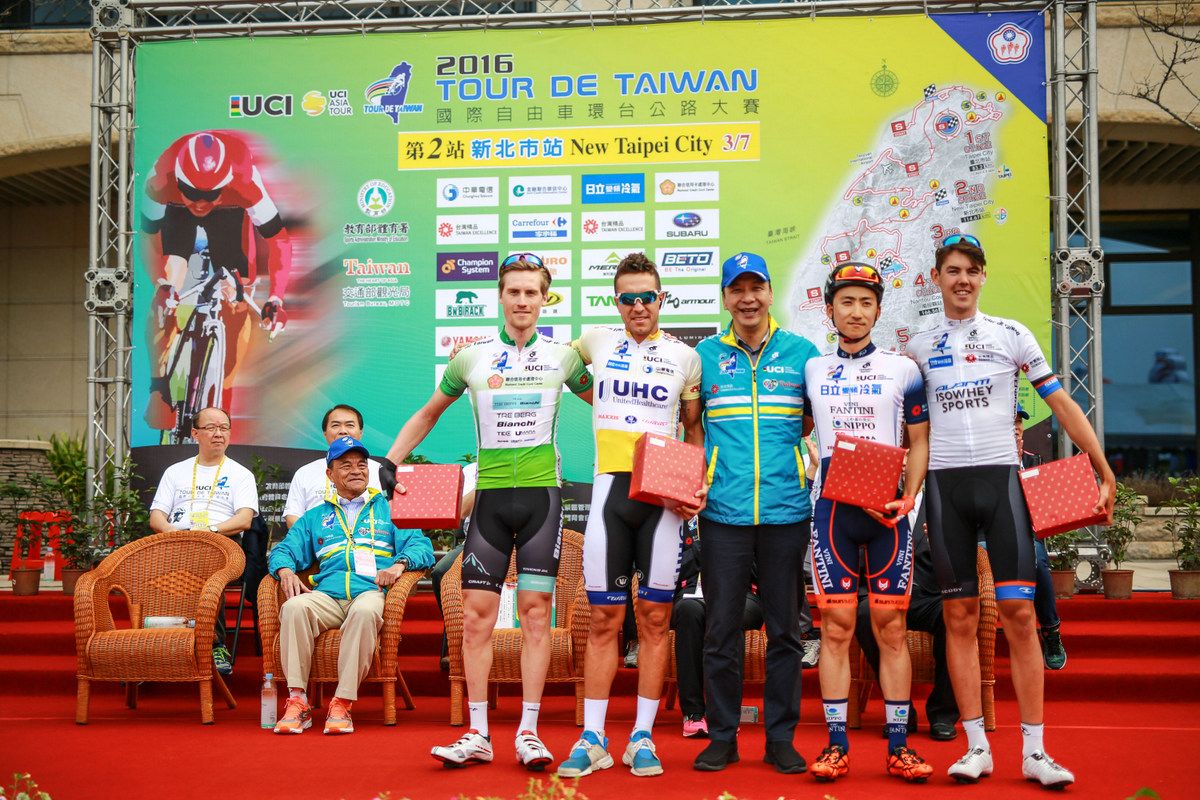 The jersey holders prior to stage 2