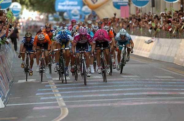 Here they come - Robbie McEwen got his nose in front