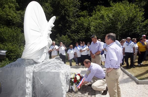 The Fabio Casartelli memorial was visited by the ASO on stage 14.