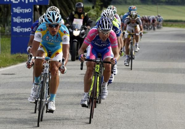 Alexandre Vinokourov (Astana) and Damiano Cunego (Lampre-Farnese Vini) drive the late-race escape