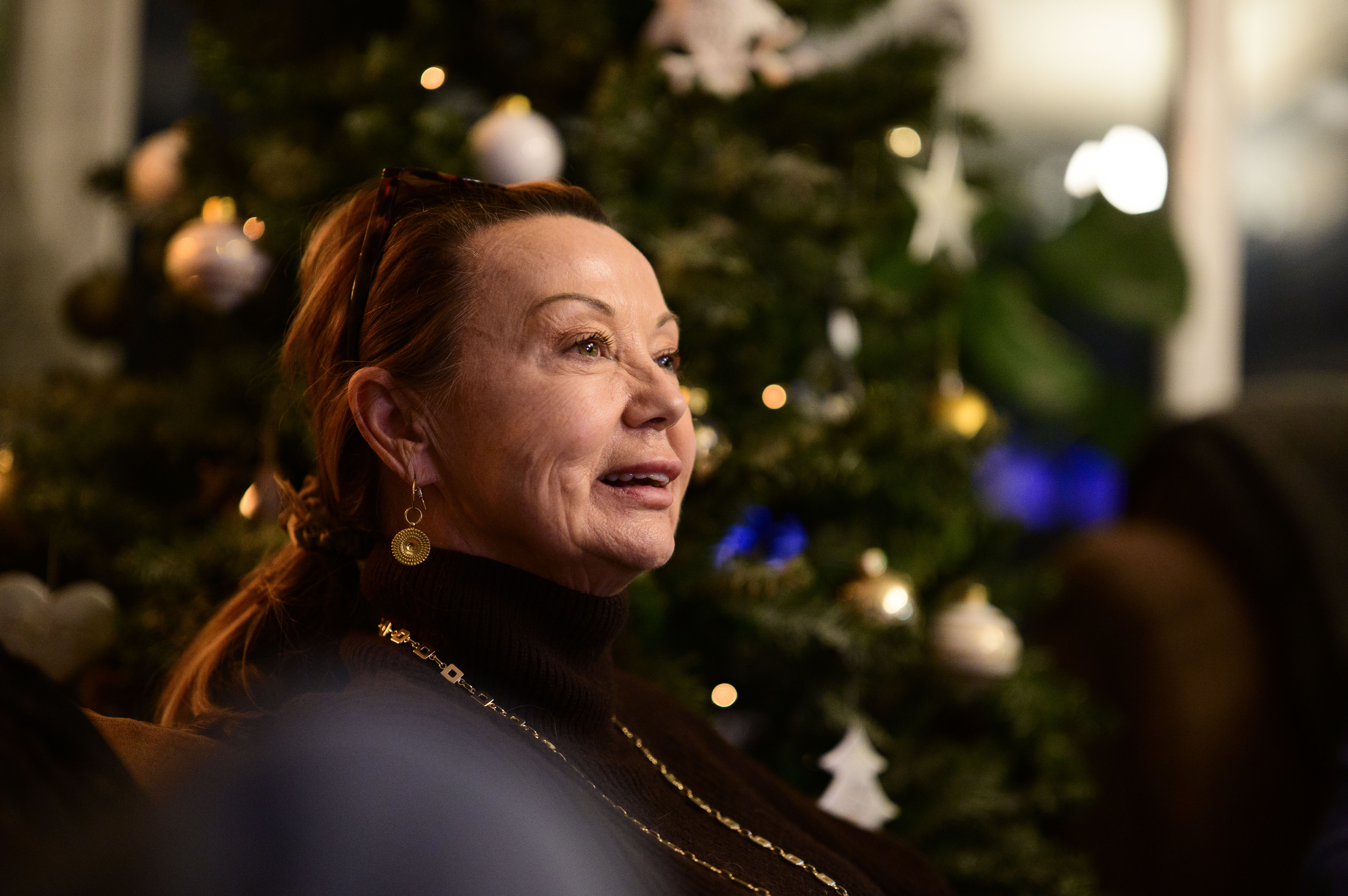 Viltrox AF 85mm F1.4 Pro lens sample gallery: lady in front room in front of a Christmas tree