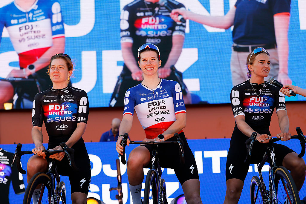 ADELAIDA, AUSTRALIA - 16 DE ENERO: (LR) Amber Kraak de Holanda, Marie Le Net de Francia y Ally Wollaston de Nueva Zelanda y el equipo FDJ United - SUEZ durante el 26º Santos Tour Down Under 2026, presentación del equipo el 16 de enero de 2026 en Adelaida, Australia. (Foto de Con Chronis/Getty Images)