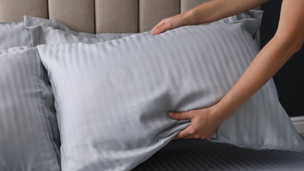 Should you sleep on one pillow or two? Here’s what the experts say