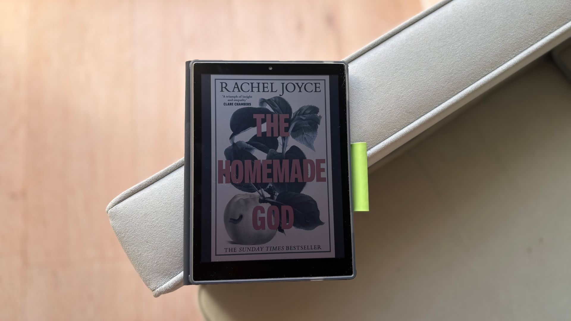 Testing the Hannspree Lumo 7.8 Reader Tablet on the arm of a sofa