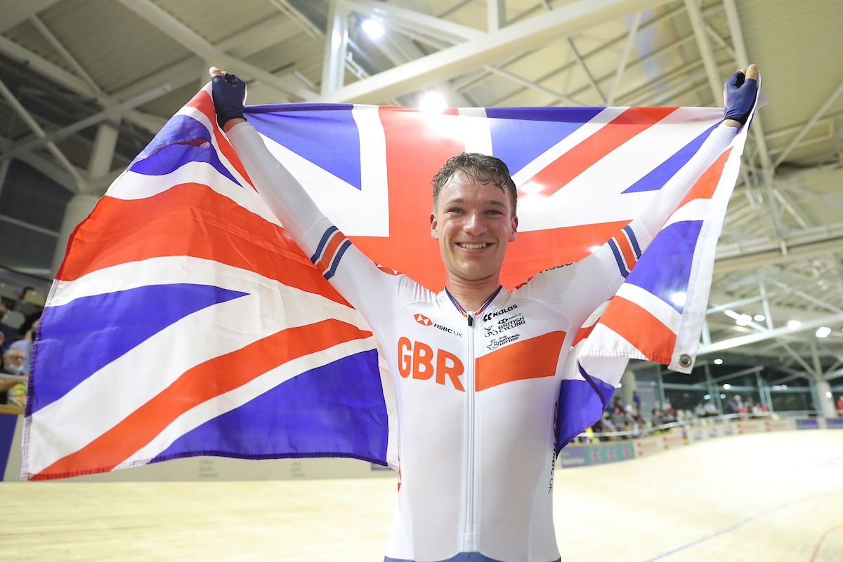 Picture by Alex Whitehead/SWpix.com - 23/10/2021 - Cycling - Tissot 2021 UCI Track Cycling World Championships - Men's Omnium - Stab Velodrome, Roubaix, France - Great Britain's Ethan Hayter celebrates gold in the men's omnium points race final.