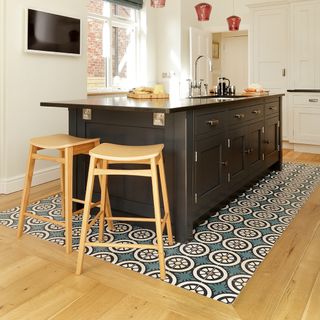 kitchen with kitchen worktop and rug on floor