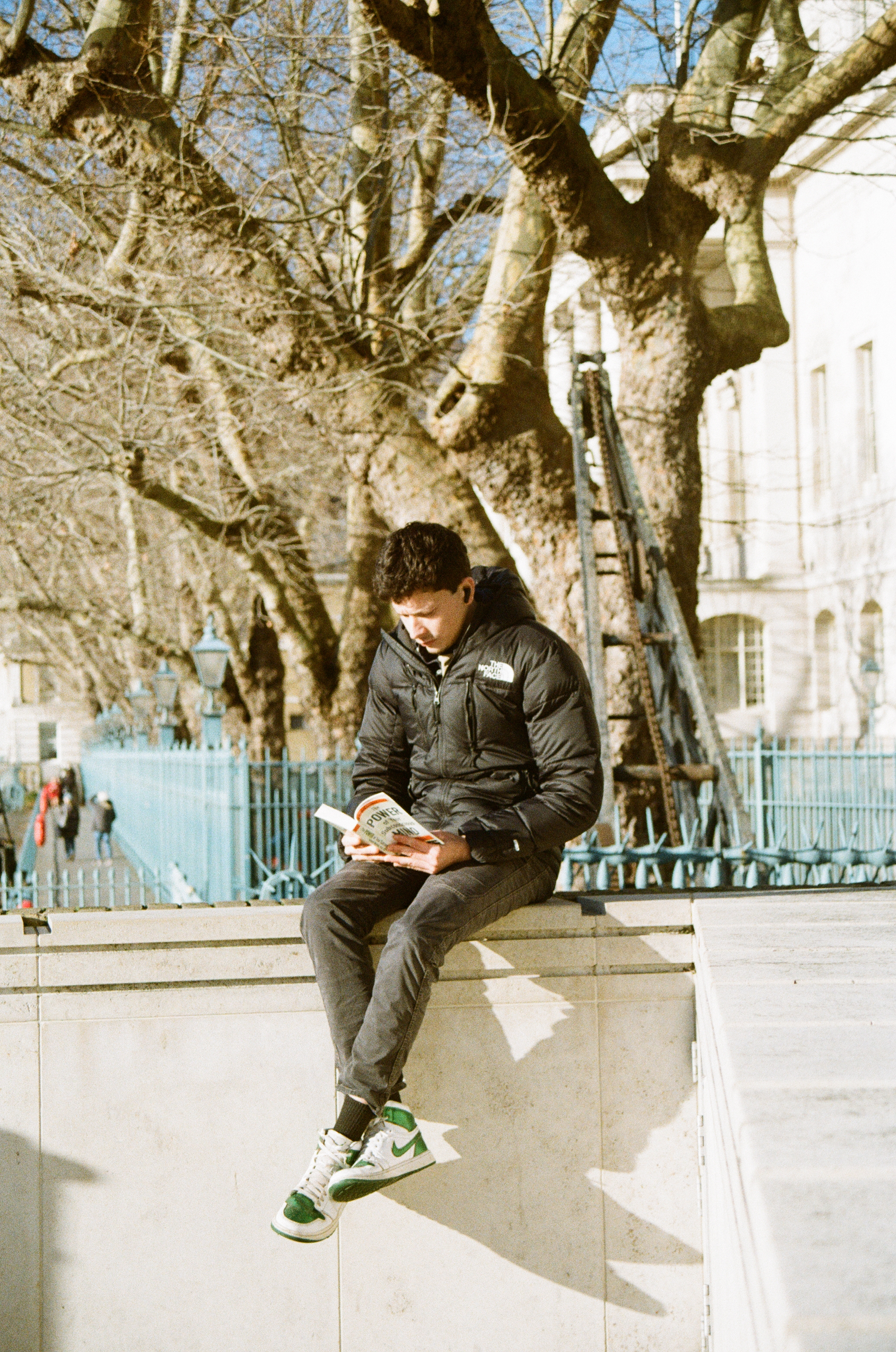 Sample image of Kodak Kodacolor 100 showing man sitting on wall and reading