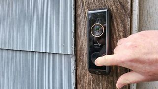 פעמון דלת וידאו אופי כפול על מסגרת הדלת