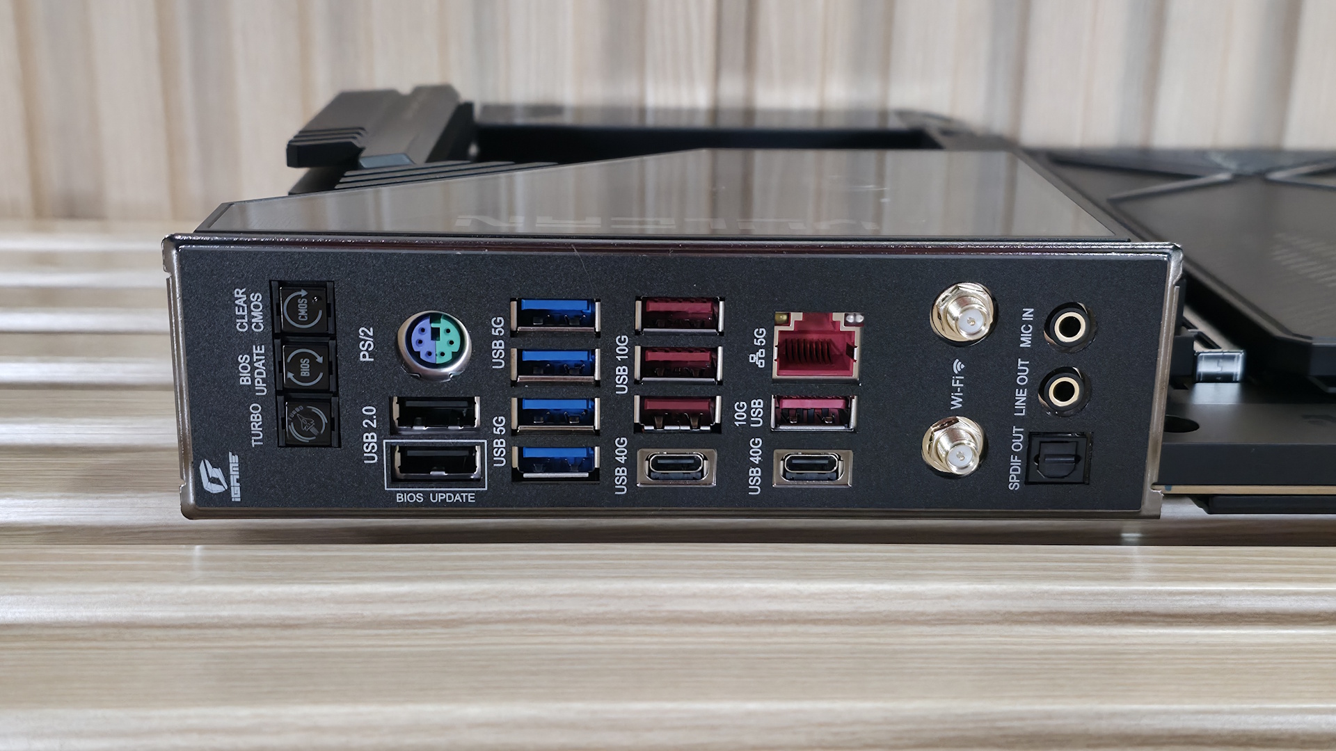 Colorful iGame X870E Vulcan OC - Rear IO