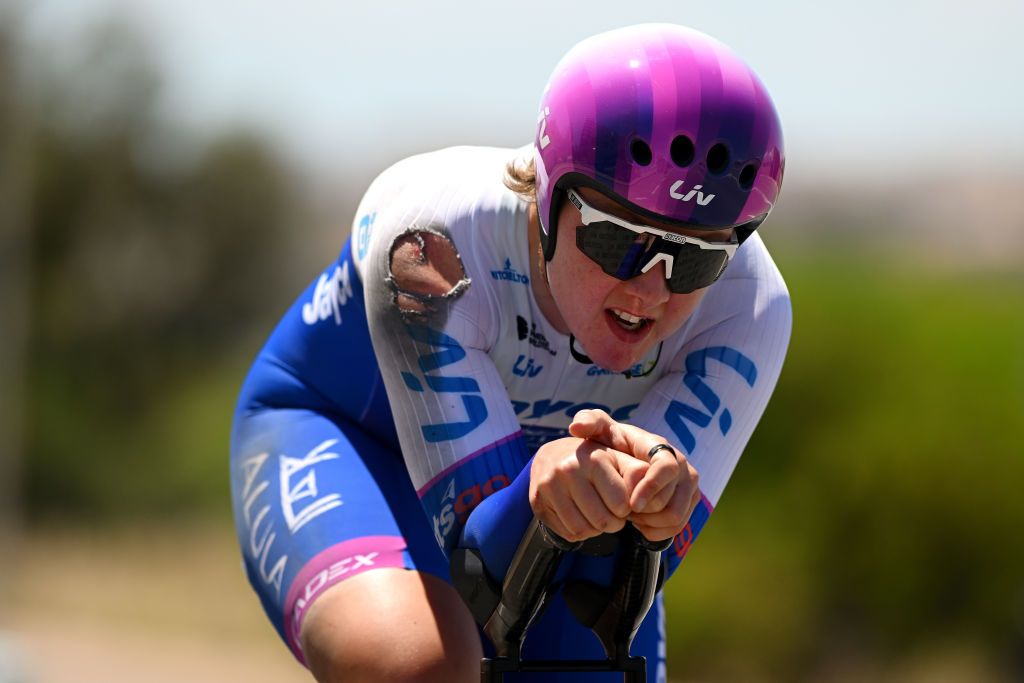 Georgie Howe crashed during the La Vuelta a Femenina TTT