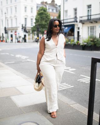 London Summer Shoe Trends: @styleidealist wears a linen waistcoat trouser suit with tan slider sandals