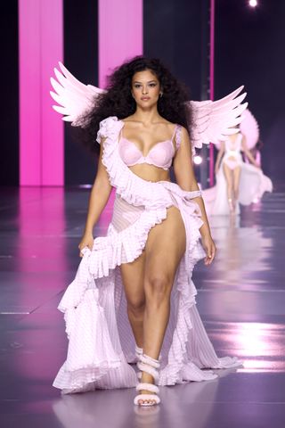 Devyn Garcia desfila na passarela do Victoria's Secret Fashion Show 2024