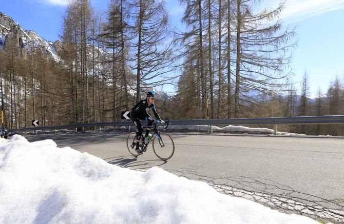 Bradley Wiggins edges closer to the summit.