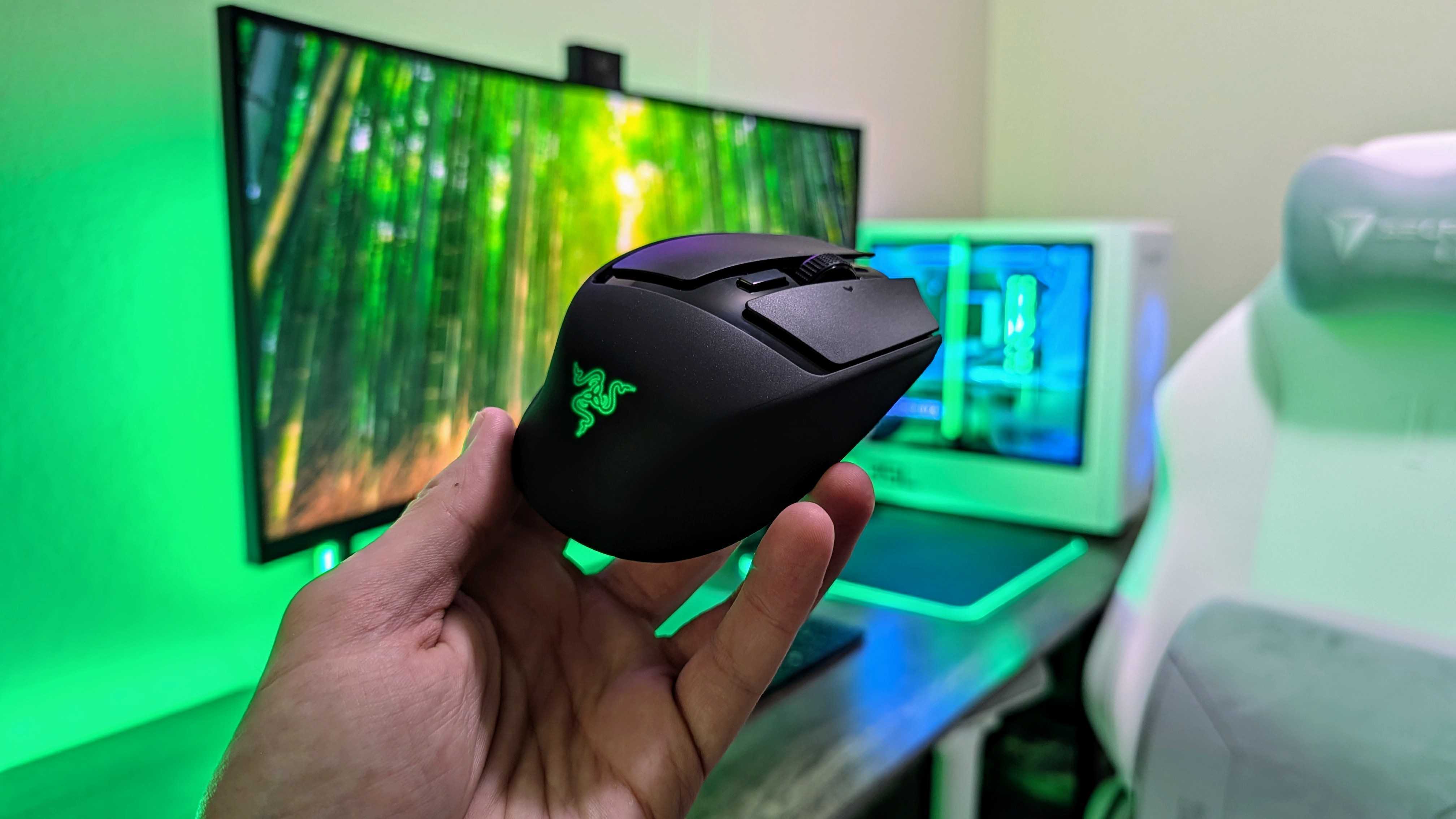 Image of the Razer Basilisk Mobile wireless gaming mouse.