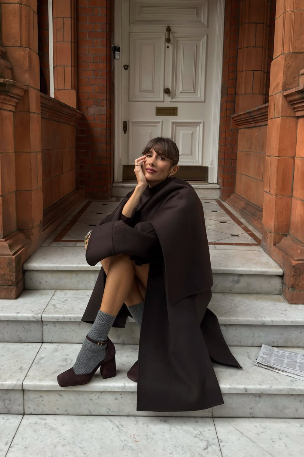 @juliesfi wears grey socks and heels